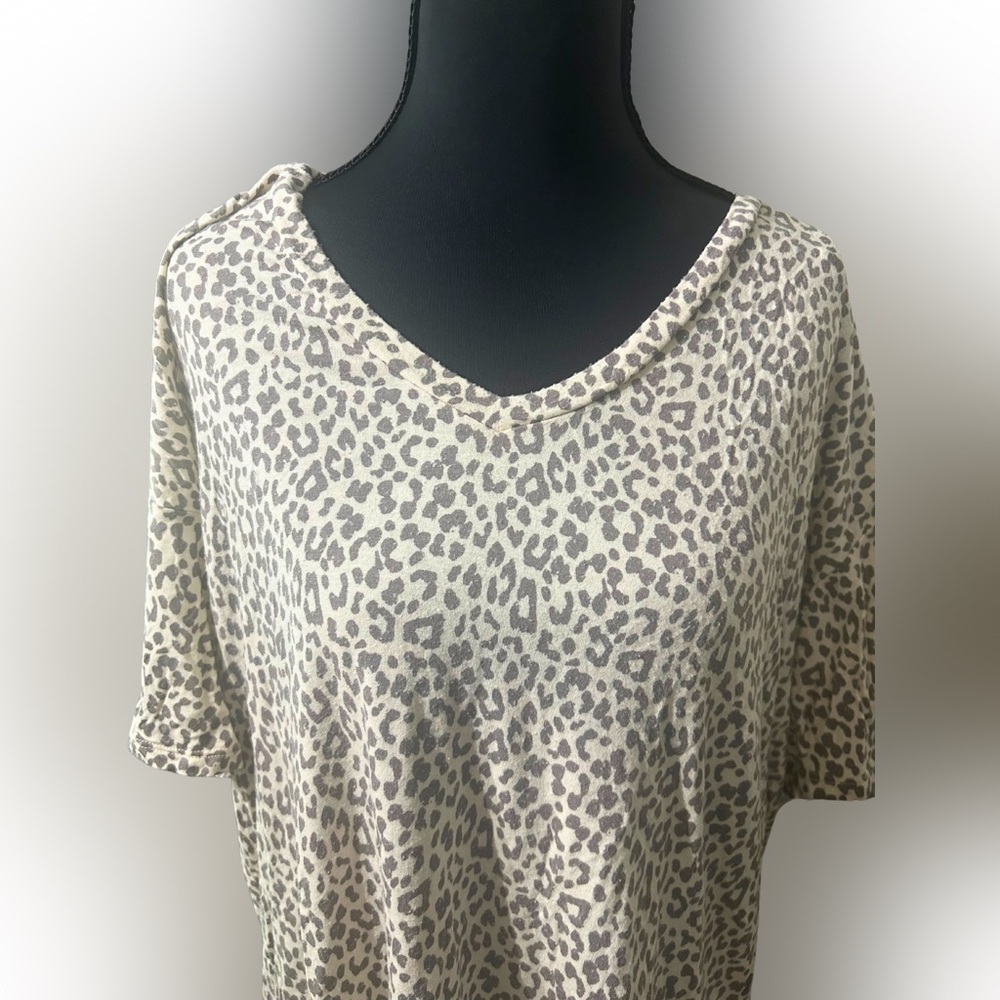American‎ Eagle Soft & Sexy TeeLeopard Print Women's Top Size Medium